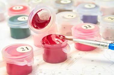 Resimler için suluboya boya kavanozlarını ve fırçaları arkaplandaki rakamlarla numaralandırın.