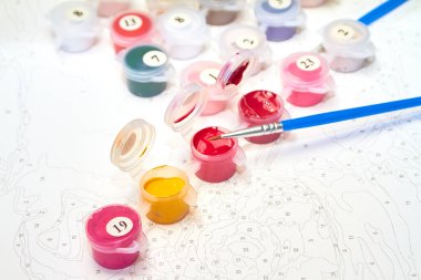 Resimler için suluboya boya kavanozlarını ve fırçaları arkaplandaki rakamlarla numaralandırın.