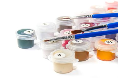 Bir boya seti, rakamlarla resim yapmak için fırçalar. Hobi ve boş zaman. Ev çizimi