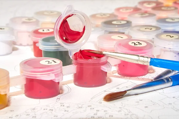 Resimler için kırmızı boya ve fırçaları arkaplandaki rakamlarla aç.