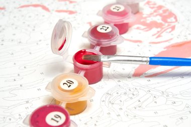 Sayılarla resim yapmak için boya, fırça ve tuval seti. Hobiler ve boş vakitler. Evde çizim