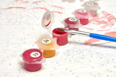 Sayılarla resim yapmak için boya, fırça ve tuval seti. Hobiler ve boş vakitler. Evde çizim