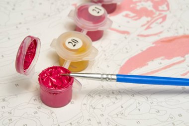 Sayılarla resim yapmak için boya, fırça ve tuval seti. Hobiler ve boş vakitler. Evde çizim