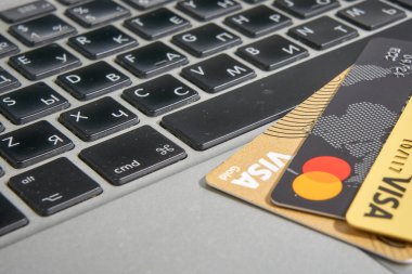 Ukrayna - Mart 2022: Banka plastik kartları bilgisayar klavyesinde yatıyor.