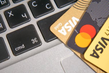 Ukrayna - Mart 2022: Banka plastik kartları bilgisayar klavyesinde yatıyor.