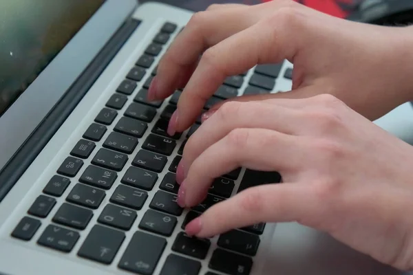 Dizüstü bilgisayarda yazan kadın klavyede, eller klavyede, yakın plan, yüzen odak
