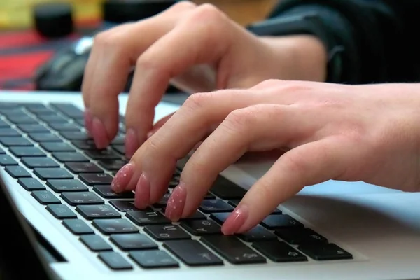 Woman typing on laptop keyboard, hands on keyboard close up, floating focus — Stock Photo, Image