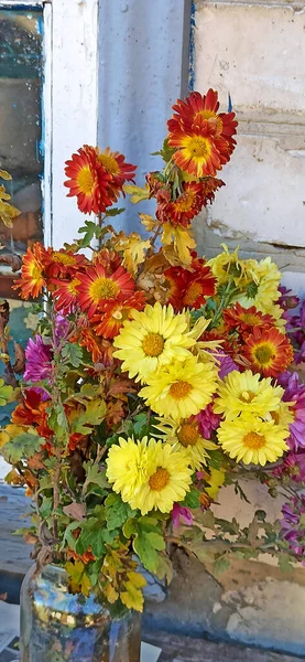 Ramo de flores simples de otoño sobre el fondo de una vieja ventana y una pared de ladrillo, enfoque flotante —  Fotos de Stock