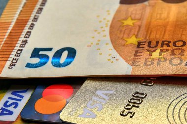 Ukrayna - Nisan 2022: Plastik kartlar ve para, 50 avro kağıt banknot