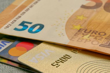 Ukrayna - Nisan 2022: Plastik kartlar ve para, 50 avro kağıt banknot