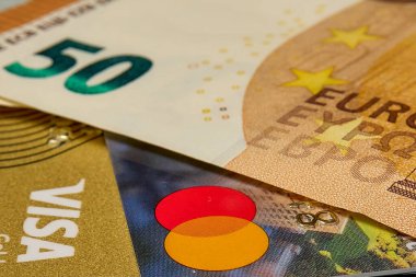 Ukrayna - Nisan 2022: Plastik kartlar ve para, 50 avro kağıt banknot