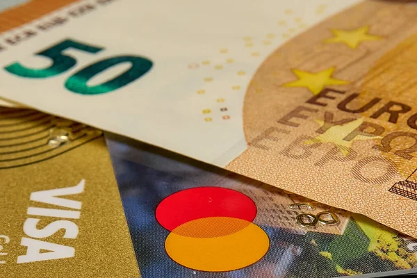 Ukrayna - Nisan 2022: Plastik kartlar ve para, 50 avro kağıt banknot