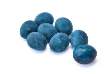 Beyaz arka planda mavi renkli yumurtalar grubu.