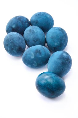 Beyaz arka planda mavi renkli yumurtalar, dikey çekim.