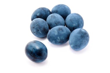 Beyaz arka planda mavi renkli yumurtalar grubu.