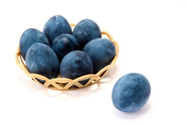 Beyaz arka planda mavi boyalı yumurtalar.