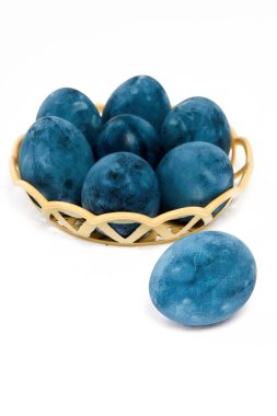 Beyaz arka planda mavi renkli yumurtalar, dikey çekim.