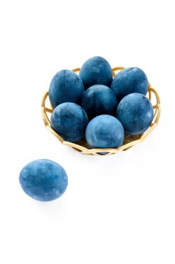 Beyaz arka planda mavi renkli yumurtalar, dikey çekim.