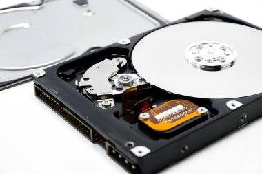 Açık sabit disk beyaz arkaplanda izole edildi. Bilgisayar sabit diski HDD. bilgisayar belleği.