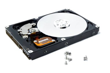 Açık sabit disk beyaz arkaplanda izole edildi. Bilgisayar depolama cihazı. Bilgisayar sabit diski HDD. bilgisayar belleği.