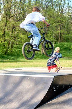 Ukrayna - Mayıs 2022: Adam kaykay parkında BMX motosikletle atlamalar, numaralar yapıyor..