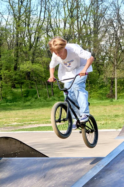 Ukrayna - Mayıs 2022: Adam kaykay parkında BMX motosikletle atlamalar, numaralar yapıyor..