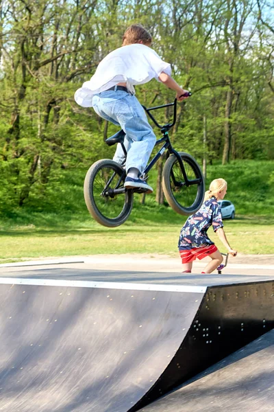 Ukrayna - Mayıs 2022: Adam kaykay parkında BMX motosikletle atlamalar, numaralar yapıyor.