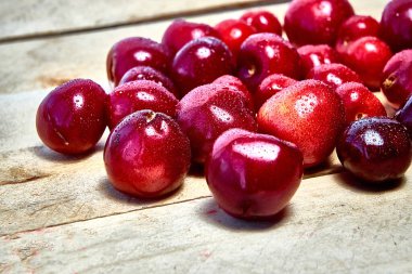 taze olgun kırmızı tatlı kiraz ahşap zemin üzerinde grup.