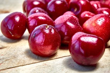 taze olgun kırmızı tatlı kiraz ahşap zemin üzerinde grup.