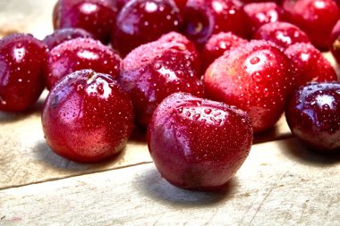 taze olgun kırmızı tatlı kiraz ahşap zemin üzerinde grup.