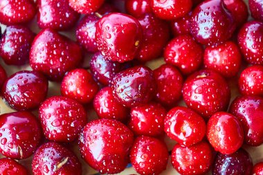 Ahşap arka planda taze olgun kırmızı kirazlar grubu..