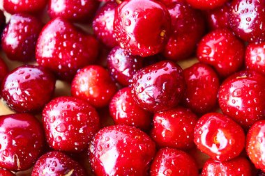 Ahşap arka planda taze olgun kırmızı kirazlar grubu..