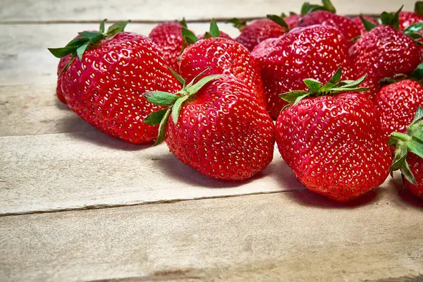 木制底座上新鲜成熟的有机草莓 — 图库照片