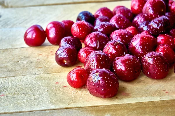 taze olgun kırmızı tatlı kiraz ahşap zemin üzerinde grup.