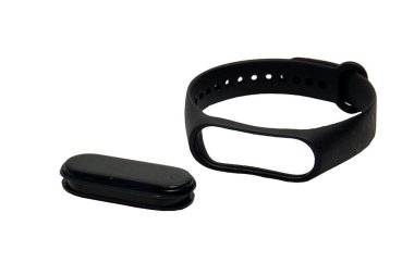 Beyaz arka planda bileziği olan siyah fitness takip cihazı. Spor bilekliği.