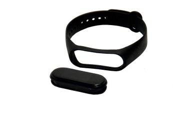 Beyaz arka planda bileziği olan siyah fitness takip cihazı. Spor bilekliği.