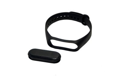 Beyaz arka planda bileziği olan siyah fitness takip cihazı. Spor bilekliği.