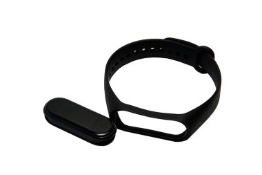 Beyaz arka planda bileziği olan siyah fitness takip cihazı. Spor bilekliği.