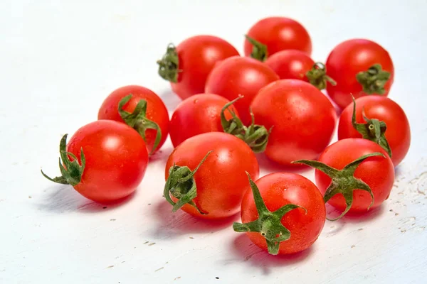Cherry Kelompok Tomat Tomat Organik Pada Latar Belakang Cahaya — Stok Foto