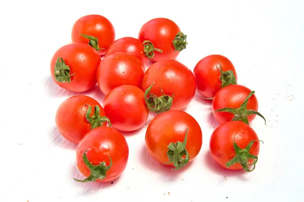 Cherry Kelompok Tomat Tomat Organik Pada Latar Belakang Cahaya — Stok Foto