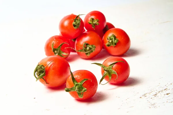 Cherry Kelompok Tomat Matang Tomat Organik Pada Latar Belakang Cahaya — Stok Foto