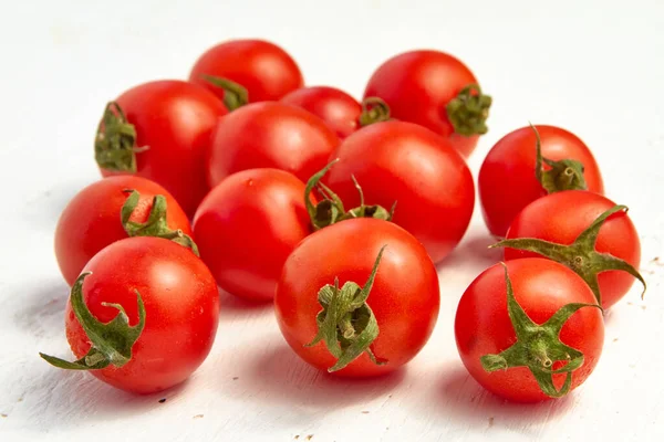 Sekelompok Tomat Ceri Merah Tomat Organik Matang Dengan Latar Belakang — Stok Foto