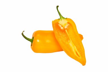 Duvarın kalınlığını ve tohumlarını gösteren biber kabuğunu kes, beyaz arkaplanda izole edilmiş..