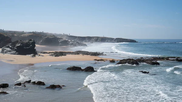 Praia Grande de Porto Covo. Kaya kıyısındaki Atlantik Okyanusu plajı. Uçurum ve kumsal. Alentejo, Portekiz