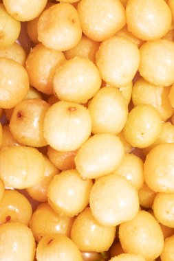 Yapraklı ve saplı bir sürü kiraz. Büyük bir taze kiraz koleksiyonu. Olgun kiraz arka planı. Kiraz. Sarı kiraz