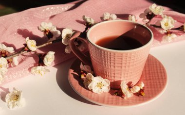 Güzel bir arka plan, çay, kahve, çiçekler, şekerler. Lezzetli ve güzel.