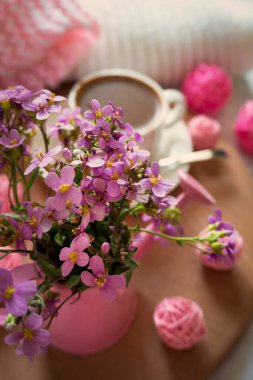 Güzel bir arka plan, çay, kahve, çiçekler, şekerler. Lezzetli ve güzel.