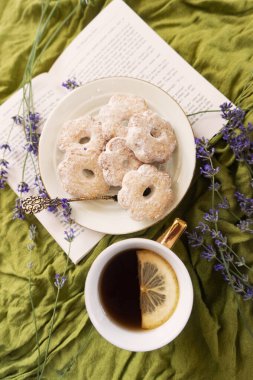 Bahar. Bahar lavanta çiçekleri ve lezzetli bisküviler. Kahvaltı. Parlak bir arka plan..