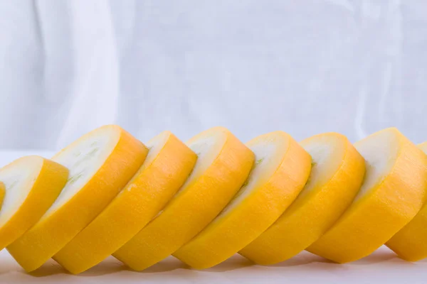 Gelbe Zucchini Scheiben Geschnitten Auf Hellem Hintergrund Natürliche Lebensmittel — Stockfoto