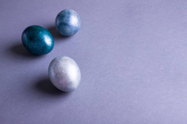 Kırmızı Paskalya yumurtaları parlak bir arka planda. Paskalya arkaplanı ve yumurtalar yakın. Metin için yer.